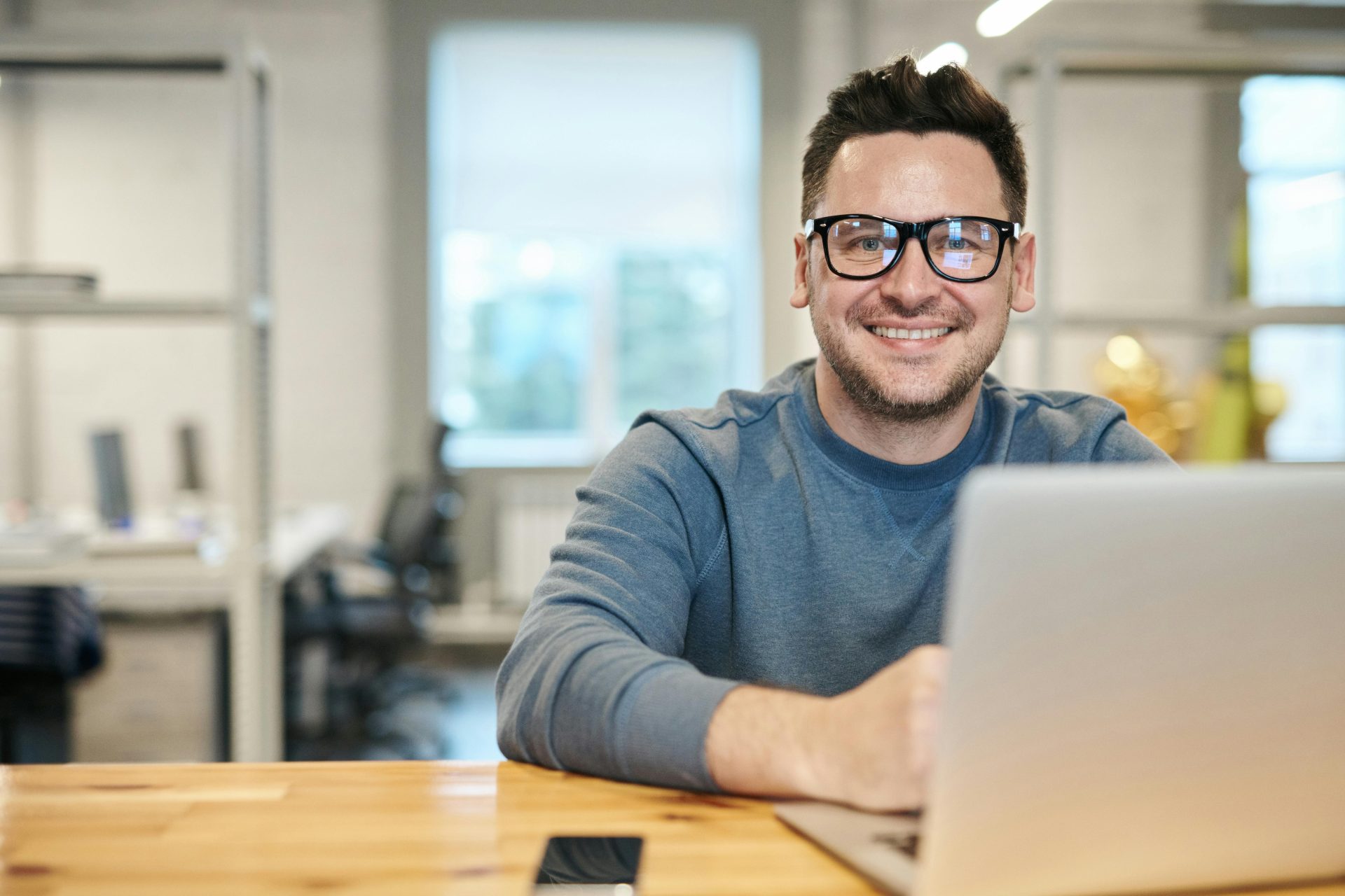 Foto eines Mannes mit Brille