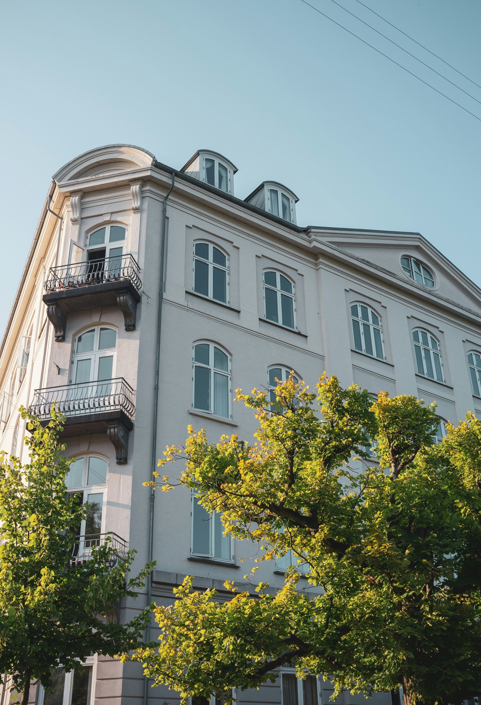 weißes Betongebäude bei Tageslicht